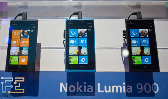 Lumia 900 на стенде Nokia на CES 2012