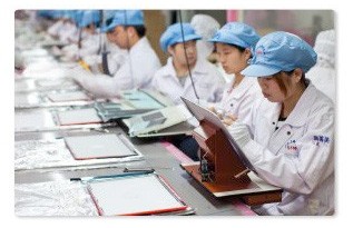 Они собирают яблоки