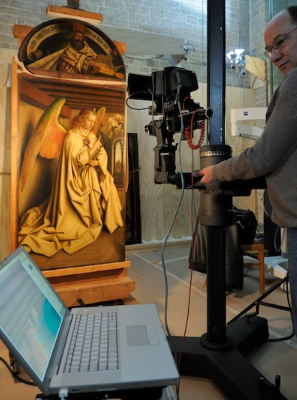 Процесс макросъёмки Гентского алтаря выглядел так