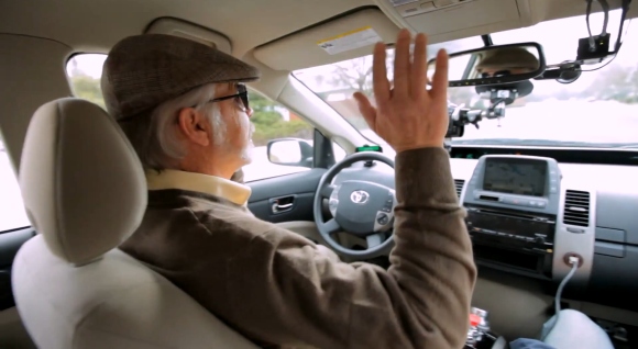 Слепой водитель за рулём автомобиля Google