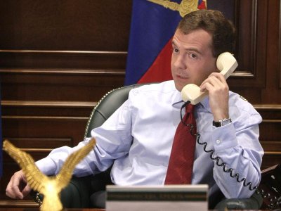 Медведев с каким-то устройством связи