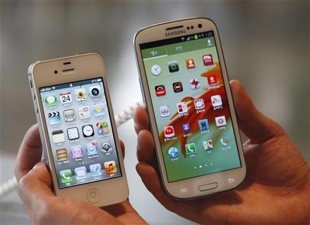 Apple's iPhone 4s  Samsung Galaxy S III ( Reuters)