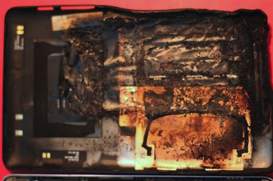 Asus Nexus 7 поставляется в солидной черной матовой упаковке с серебряной