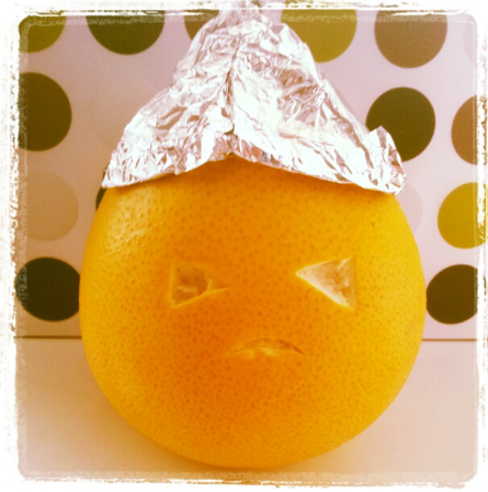 Тот еще фрукт в шапочке из фольги