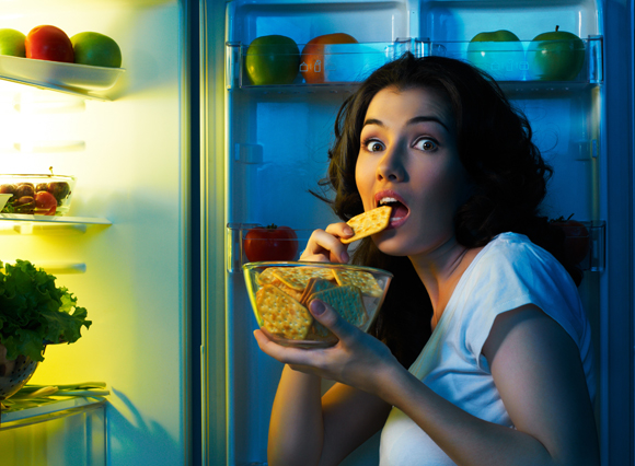 Если ночью есть нельзя, то зачем в холодильнике лампочка?