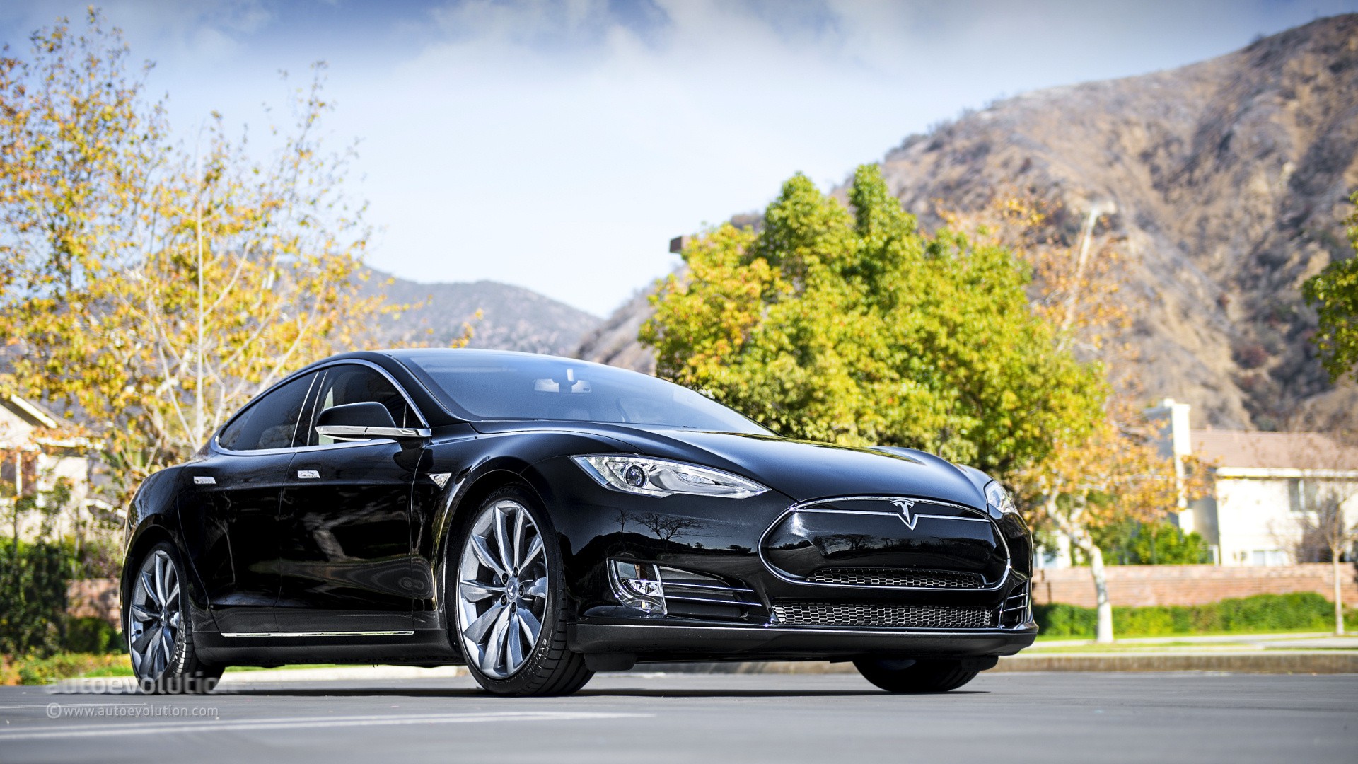 ���������� � Tesla Model S ��������� ������� ������� � ������ ����������