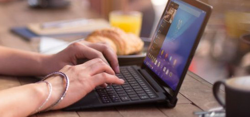 ������� Sony Xperia Z4 Tablet � ����������� ������� � ������
