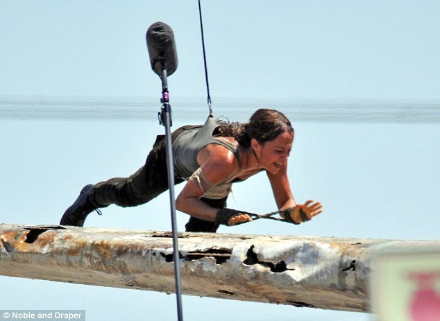 Появились первые изображения со съемочной площадки фильма Tomb Raider 