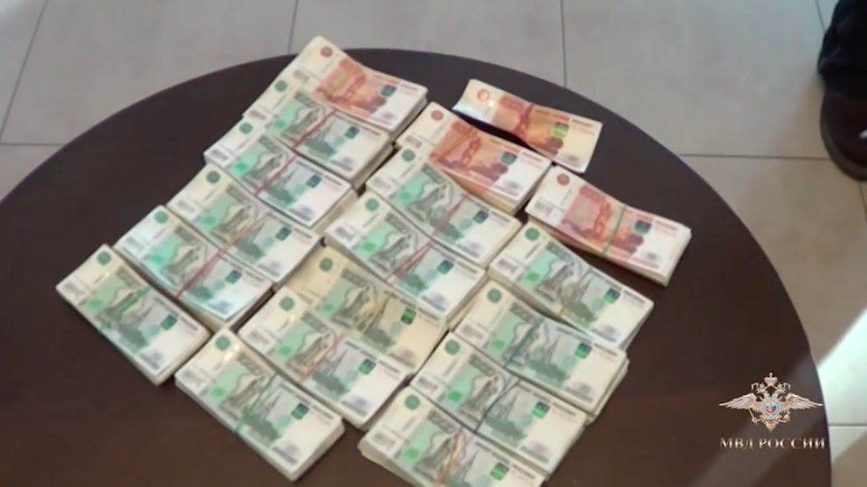 МВД задержало подозреваемых в краже миллиарда рублей хакеров