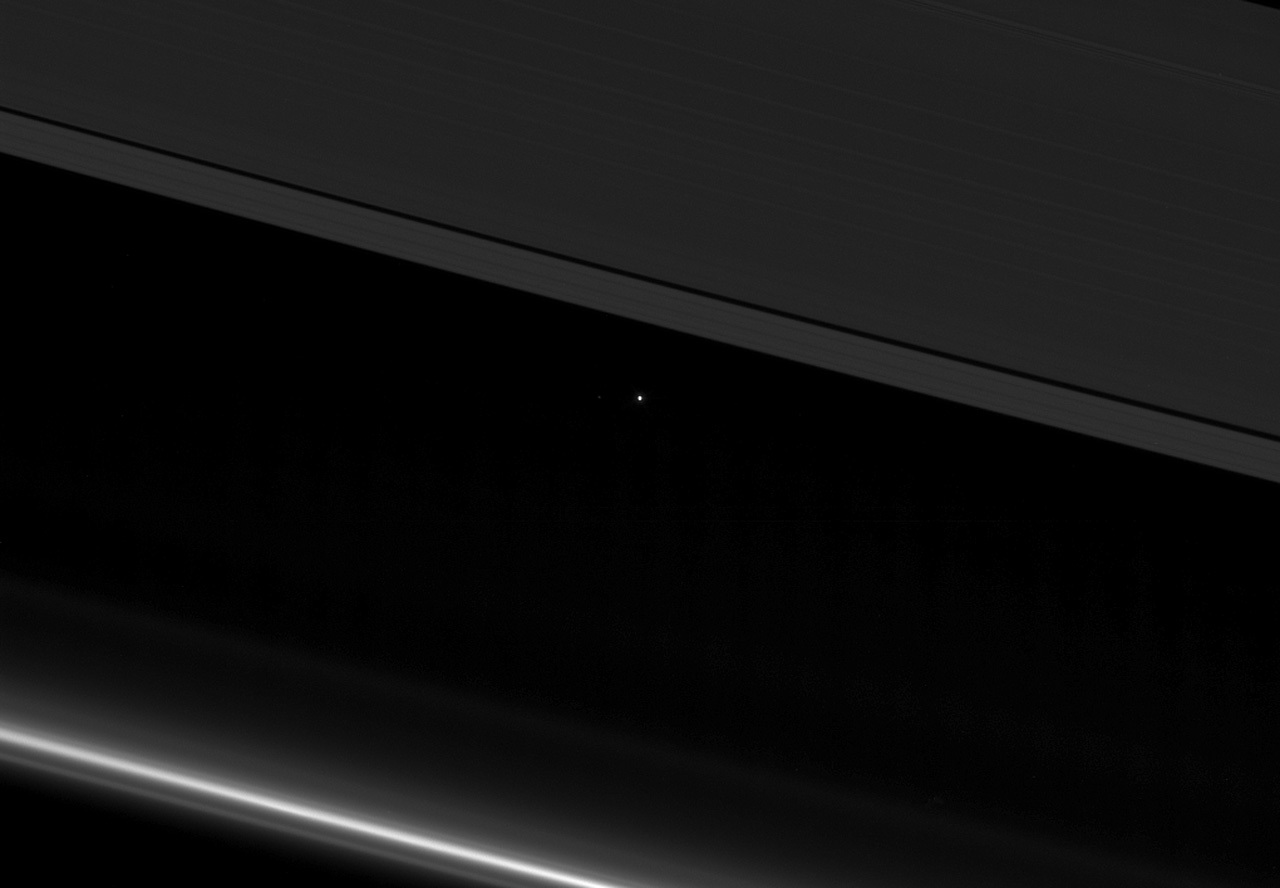 NASA показало фото Земли между кольцами Сатурна