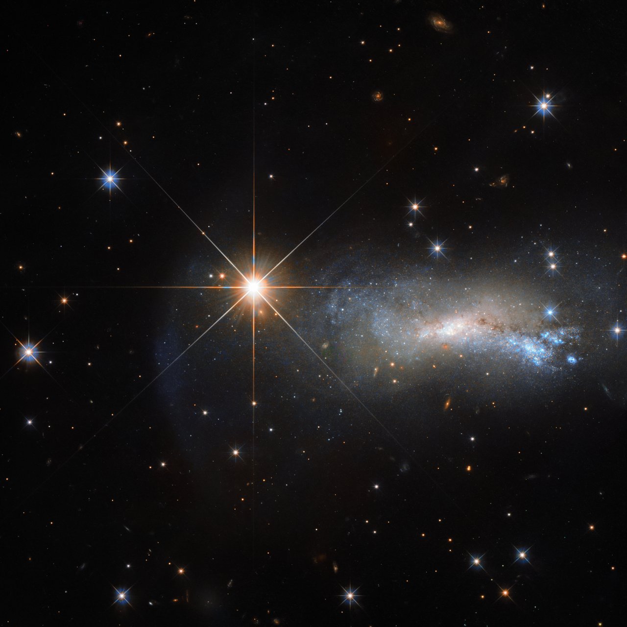 «Хаббл» сфотографировал сверхяркую галактику и затмившую ее звезду
