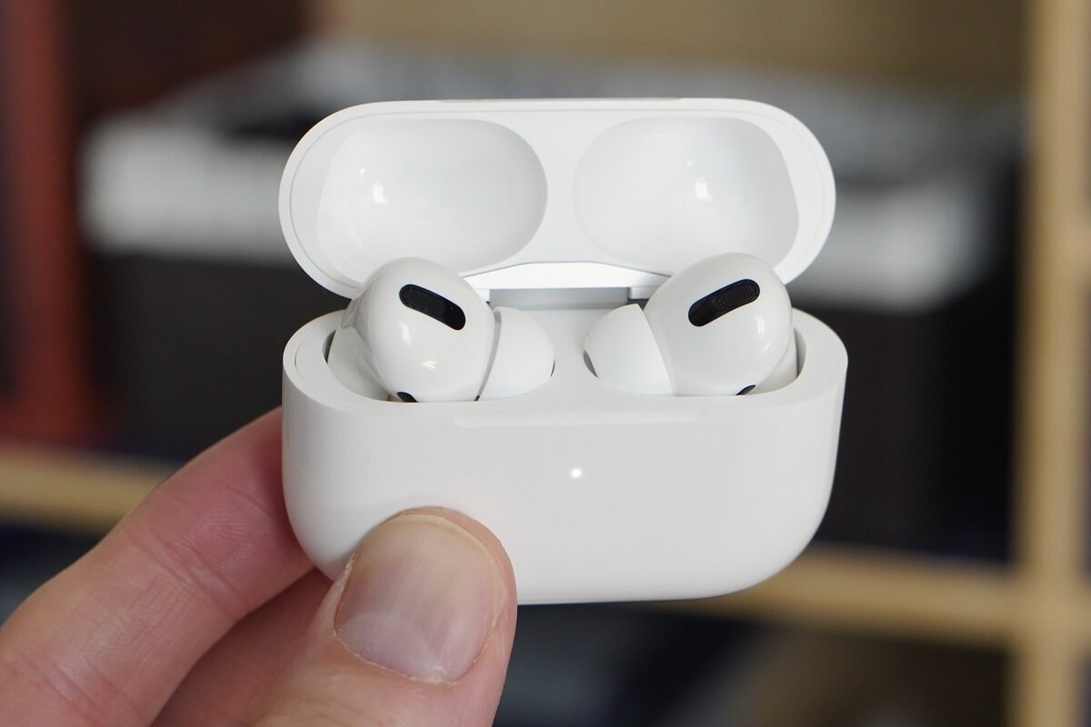   iPhone      Apple AirPods Pro