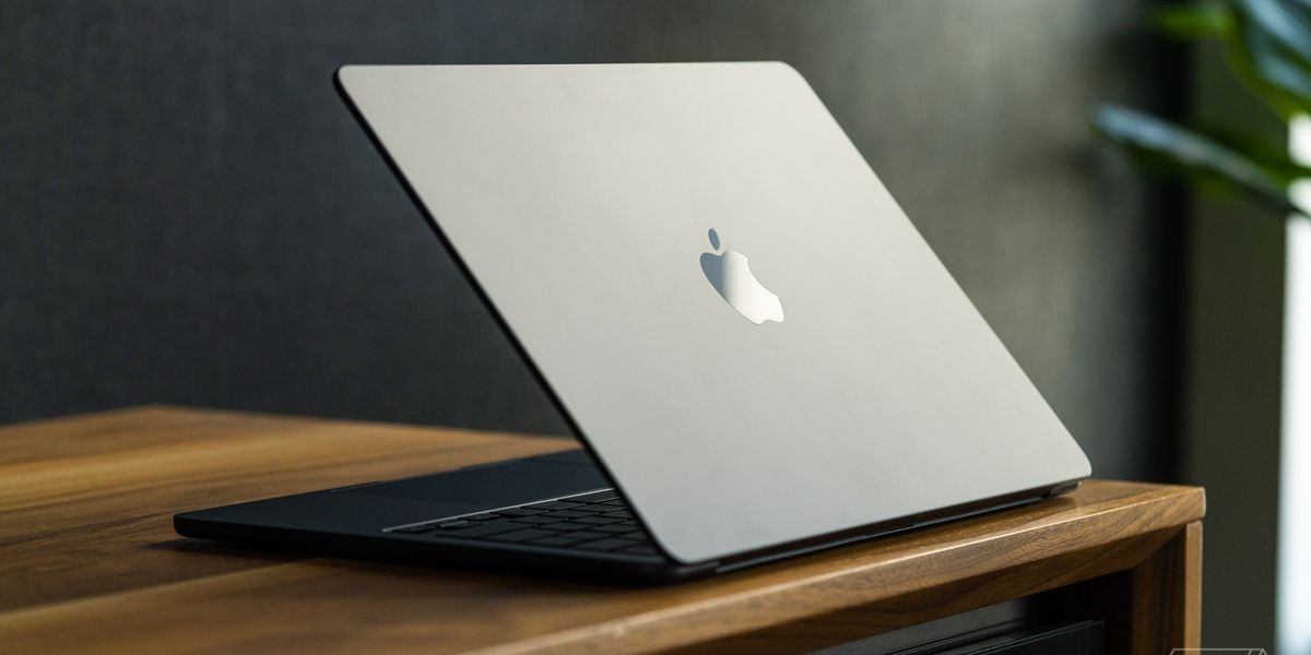    Apple:     MacBook Air M2