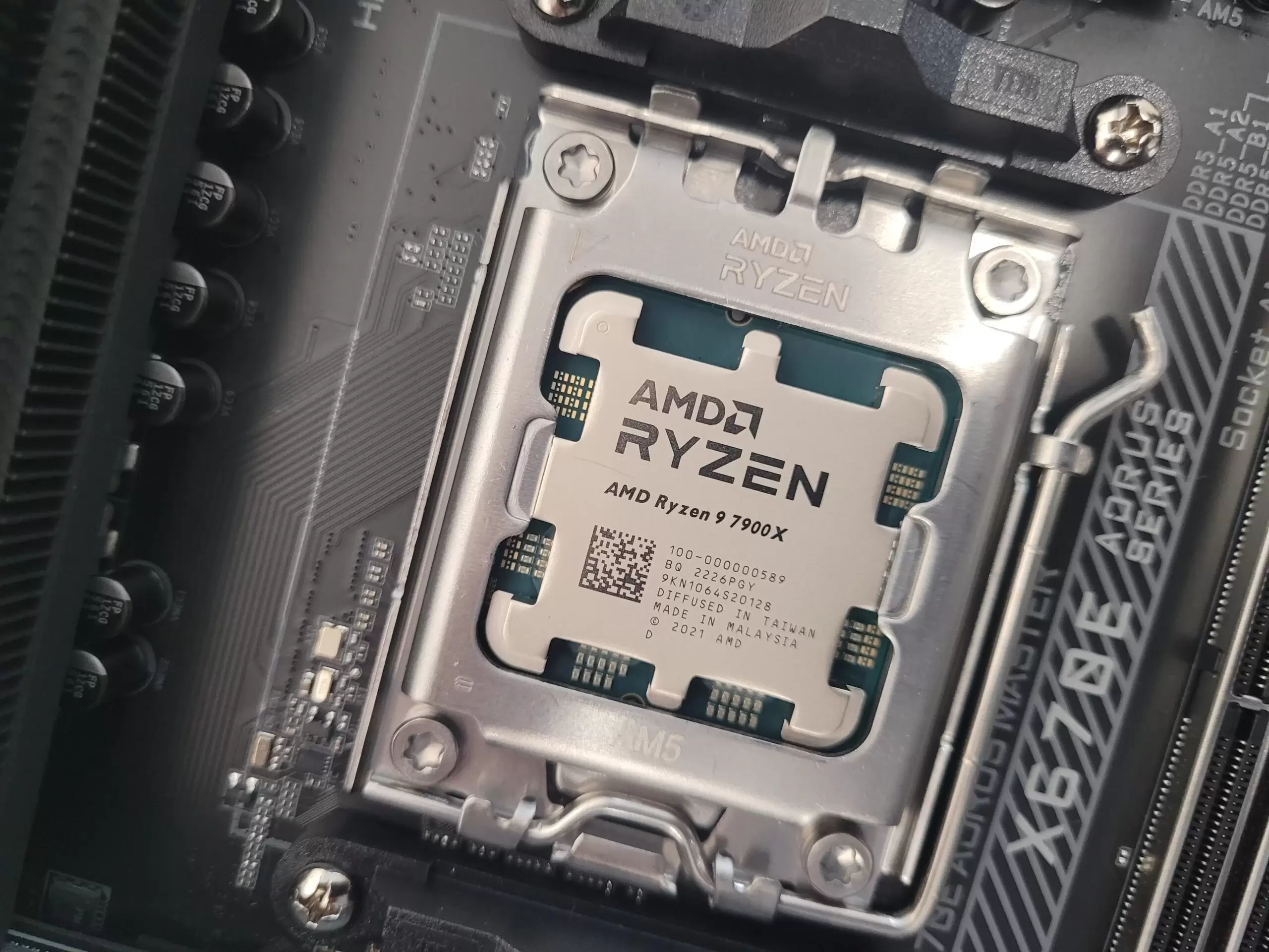 AMD Ryzen 9 7900X   Ryzen 9 5900X  