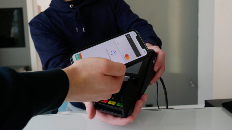   iphone   apple pay   