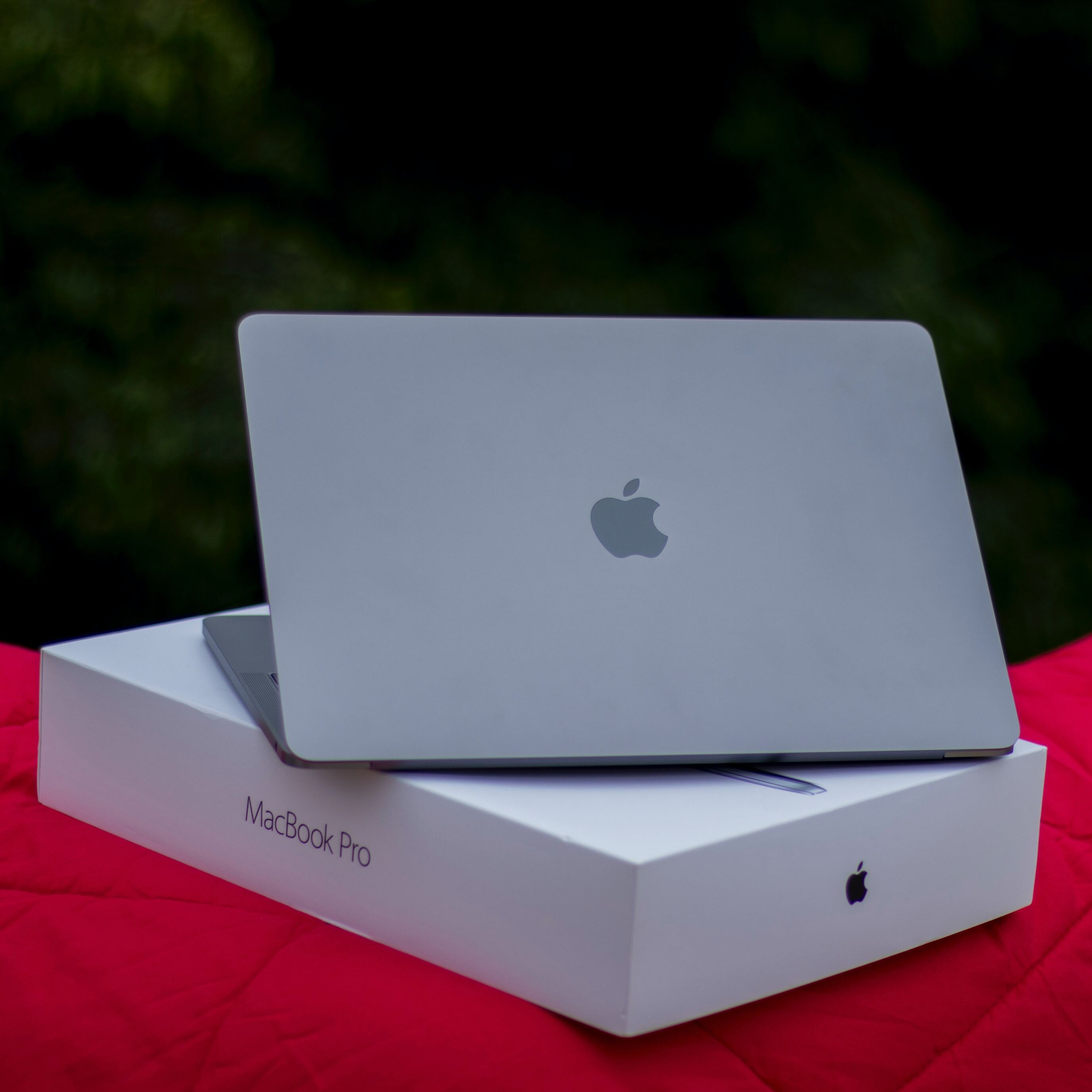  macbook pro     apple 
