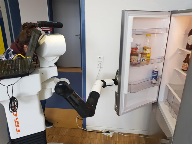 Немцы научили робота приносить пиво нужной марки из холодильника