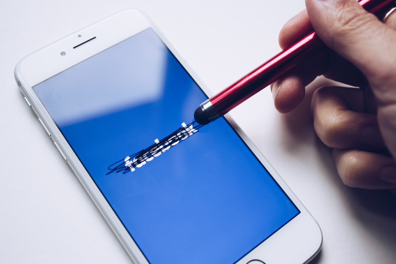 Цифра дня: Сколько фальшивых аккаунтов удалила Facebook с начала года? 