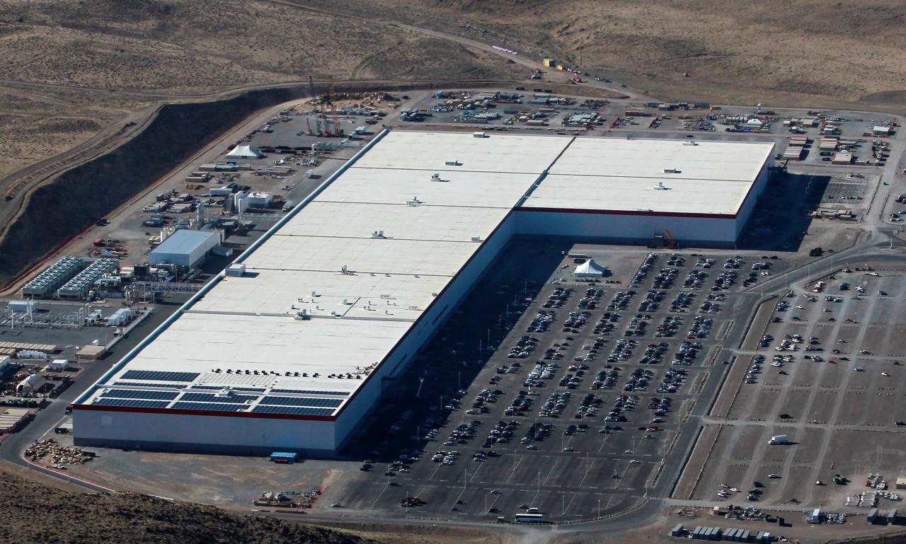 Tesla остановила производство из-за пожара на заводе
