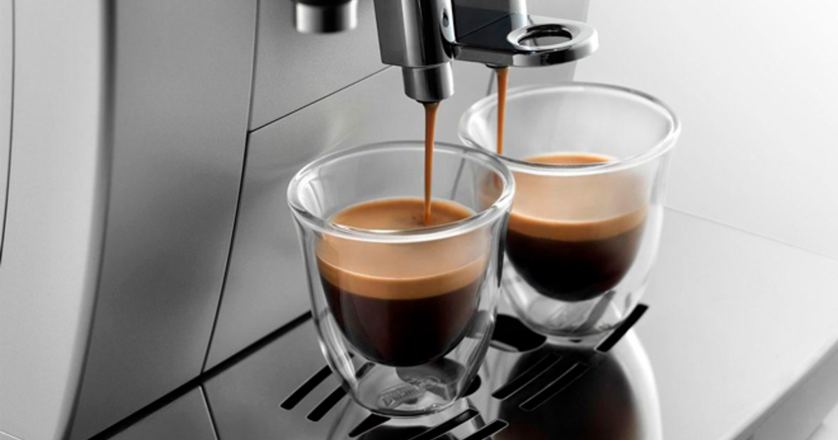 2 эспрессо. Чашка кофе из кофемашины. Ароматизированный кофе в кофемашину. Приготовление кофе на эспрессо машине. Кофе для заваривания в чашке и кофе машины.