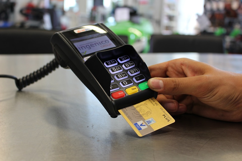 Госдума заставит магазины принимать оплату по картам с 2023 года