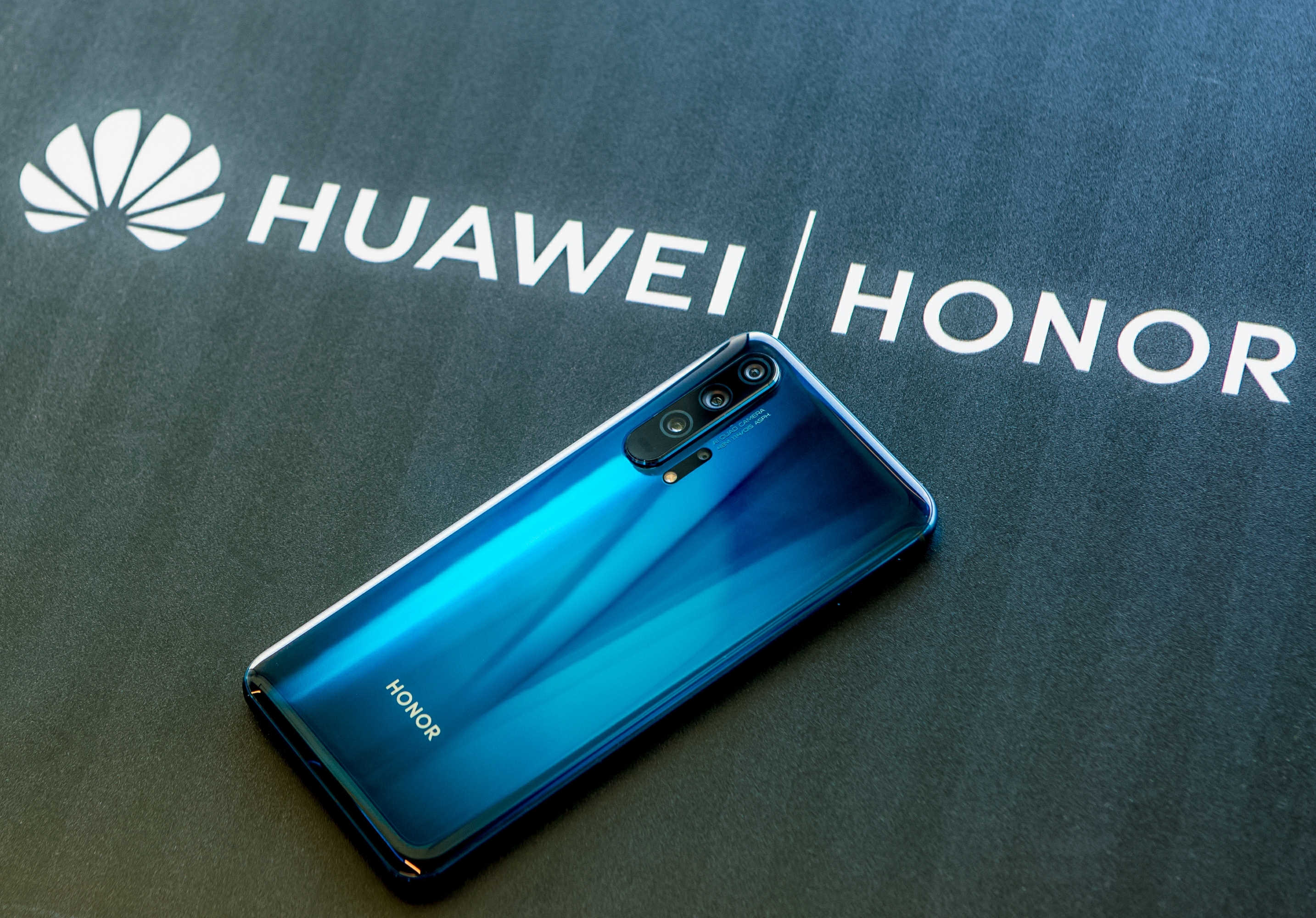 Последний смартфон Huawei на Android. Быстрый обзор Honor 20 Pro