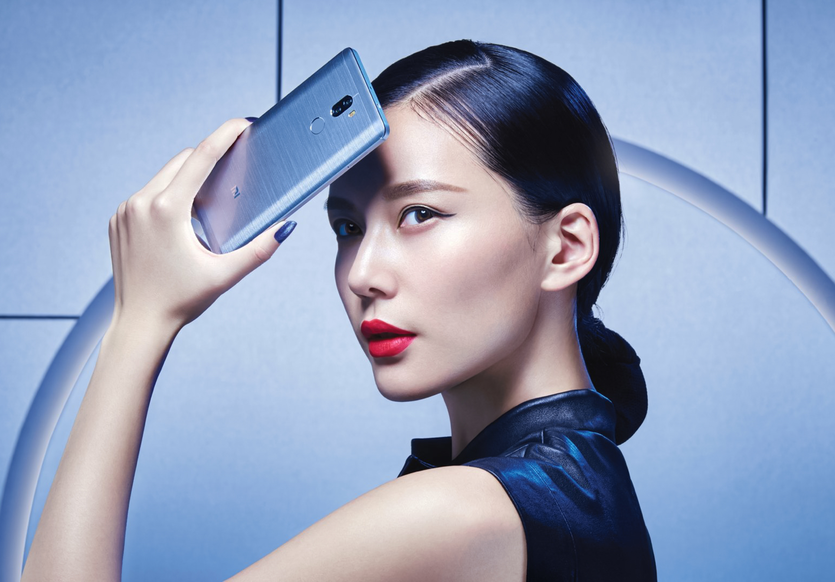 Откуда реклама в телефоне. Девушка со смартфоном. Реклама смартфона. Xiaomi реклама. Девушка с Сяоми.