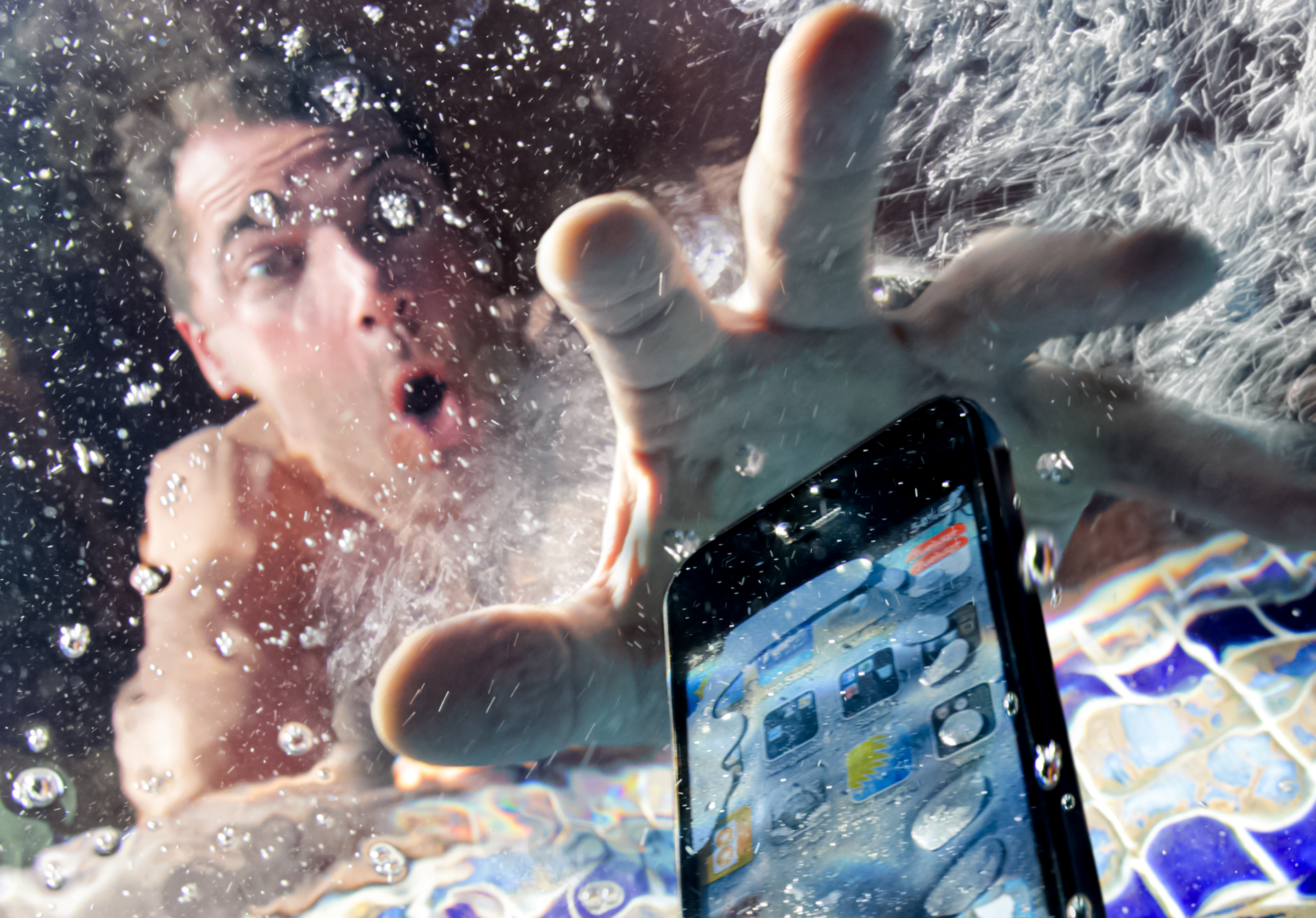 Можно ли сушить феном айфон если он упал в воду