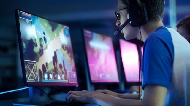 Производитель компьютеров предлагает вакансию геймера с зарплатой 3 млн рублей в год