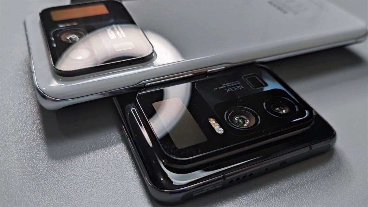 Показаны изображения грядущего флагманского смартфона Xiaomi с мини-экраном рядом с задней камерой