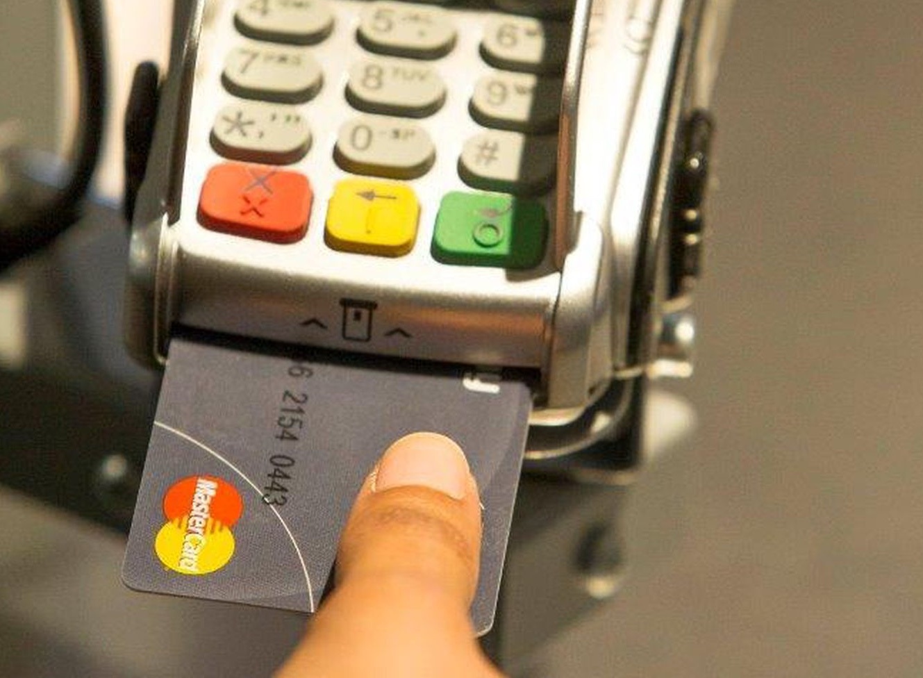 В банковские карты MasterCard внедрят сканер отпечатка пальцев