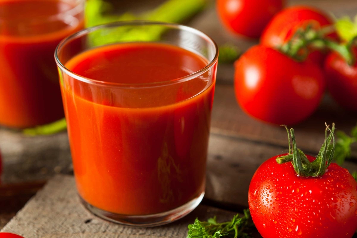 Ученые назвали томатный сок снижающим давление напитком