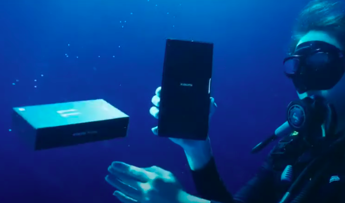 Показана распаковка флагманского смартфона Xiaomi под водой