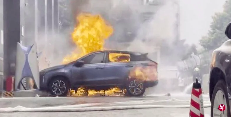 Китайский электромобиль загорелся во время зарядки