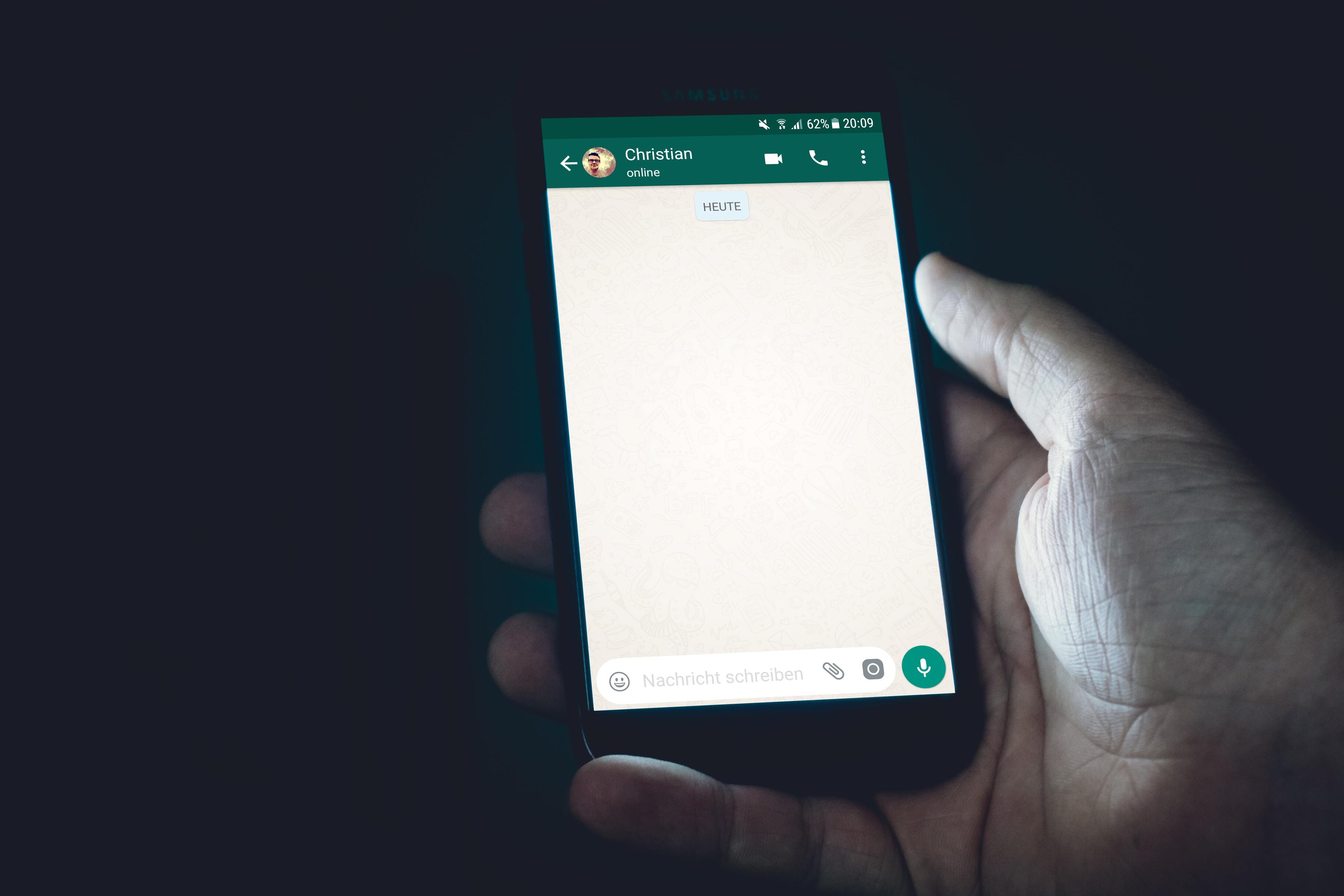 WhatsApp начал защищать сохранённые сообщения от чужих
