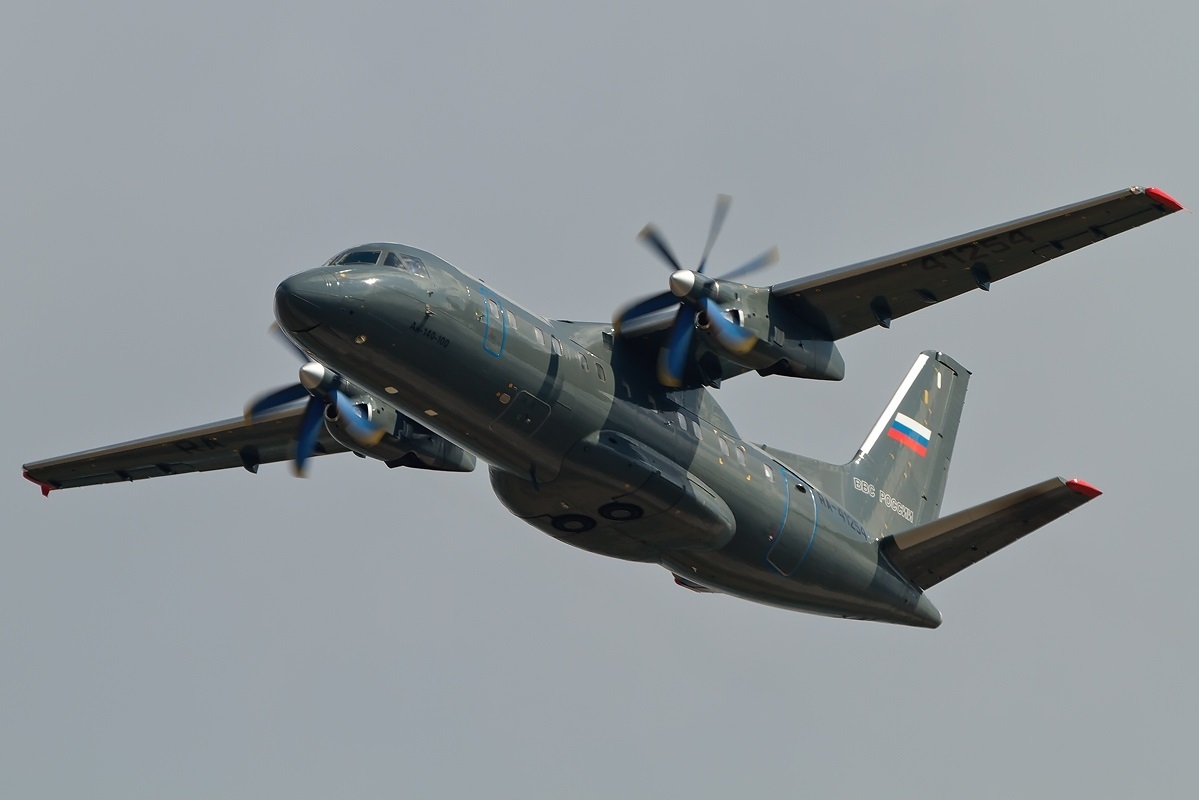 Ан-140-100 с российскими опознавательными знаками