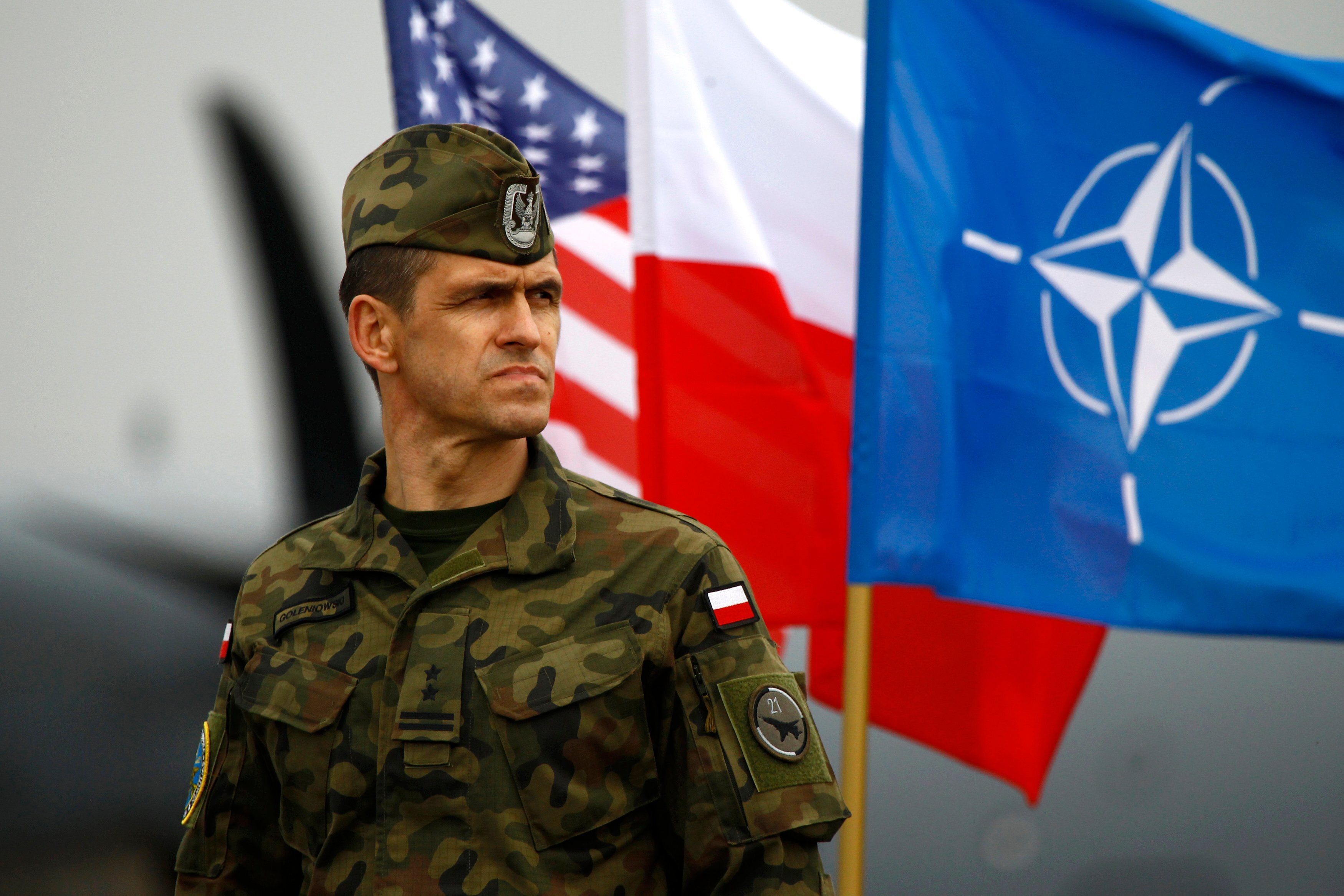 Террористы крокуса на фоне флага. Военный Альянс НАТО. NATO армия. Польский солдат НАТО. Солдаты НАТО В Польше.
