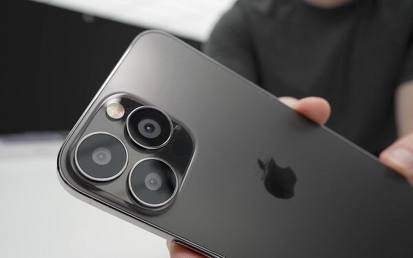 Франция заставила Apple вложить в комплект с iPhone 13 наушники