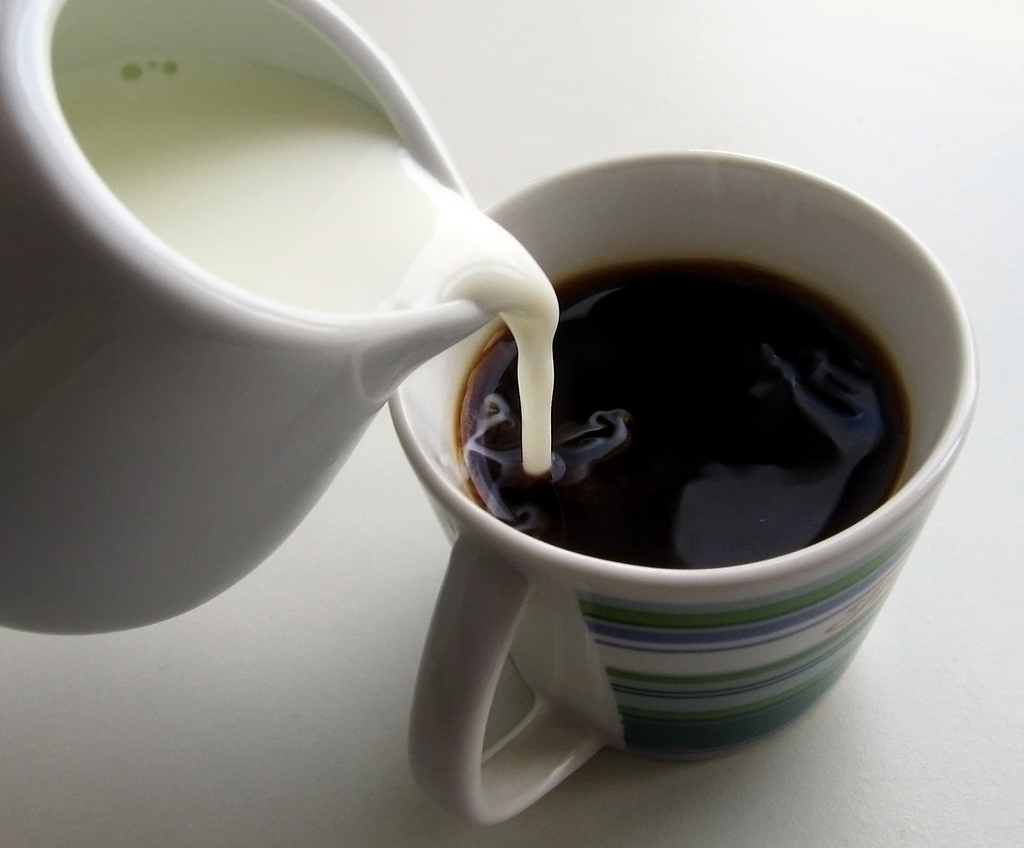 Milky coffee. Кофе с молоком. Кружка кофе с молоком. Кофе черный и с молоком. Молочный кофе.