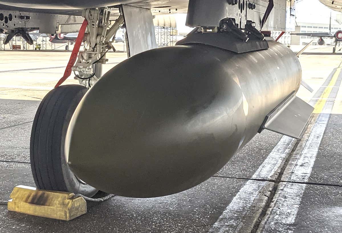 Какая бомба мощнее водородной. GBU 28 бетонобойная бомба. GBU 72 бомба. Авиабомбы JDAM. GBU-22 бомба.