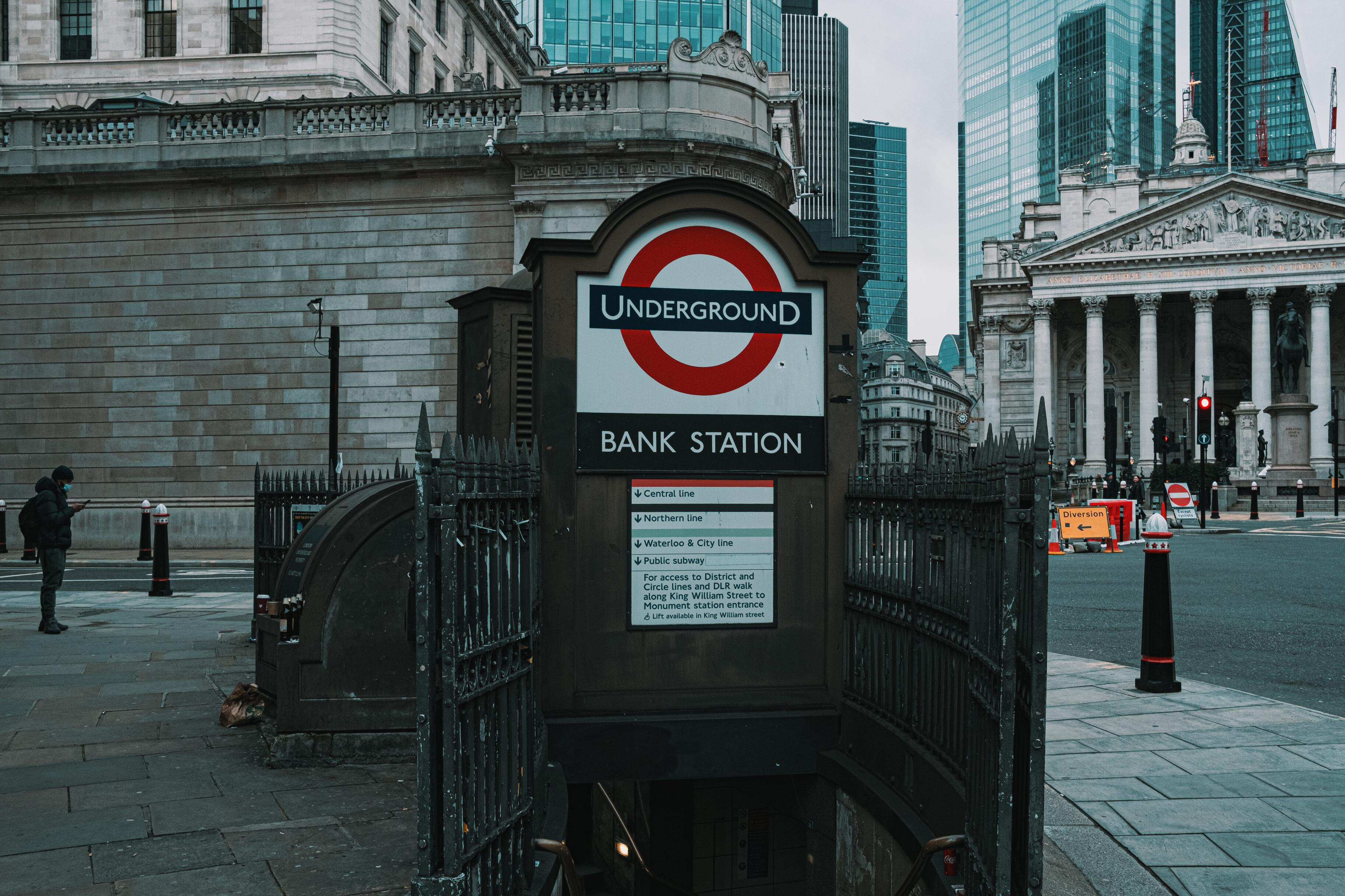 Der bank. Банки Лондона. Станция банк Лондон. Банковский кризис. Ограбление банка в Лондоне в 1971 году.