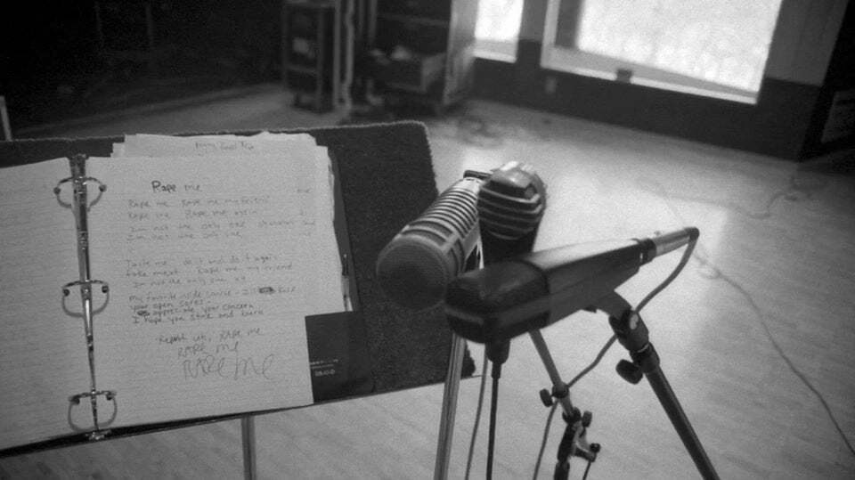 Раритетное фото с записи песни Rape me, ЛОМО посередине для основного вокала, Electro-Voice RE 20 и Sennheiser MD421 побокам - динамические микрофоны с малой чувствительностью, они подключались в дело когда Кобейн орал как резанный