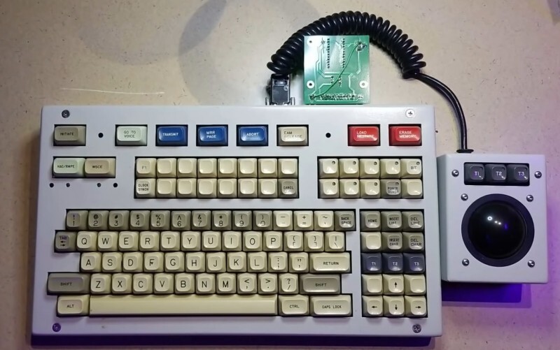 Энтузиаст подключил клавиатуру для запуска ядерных ракет к своему компьютеру