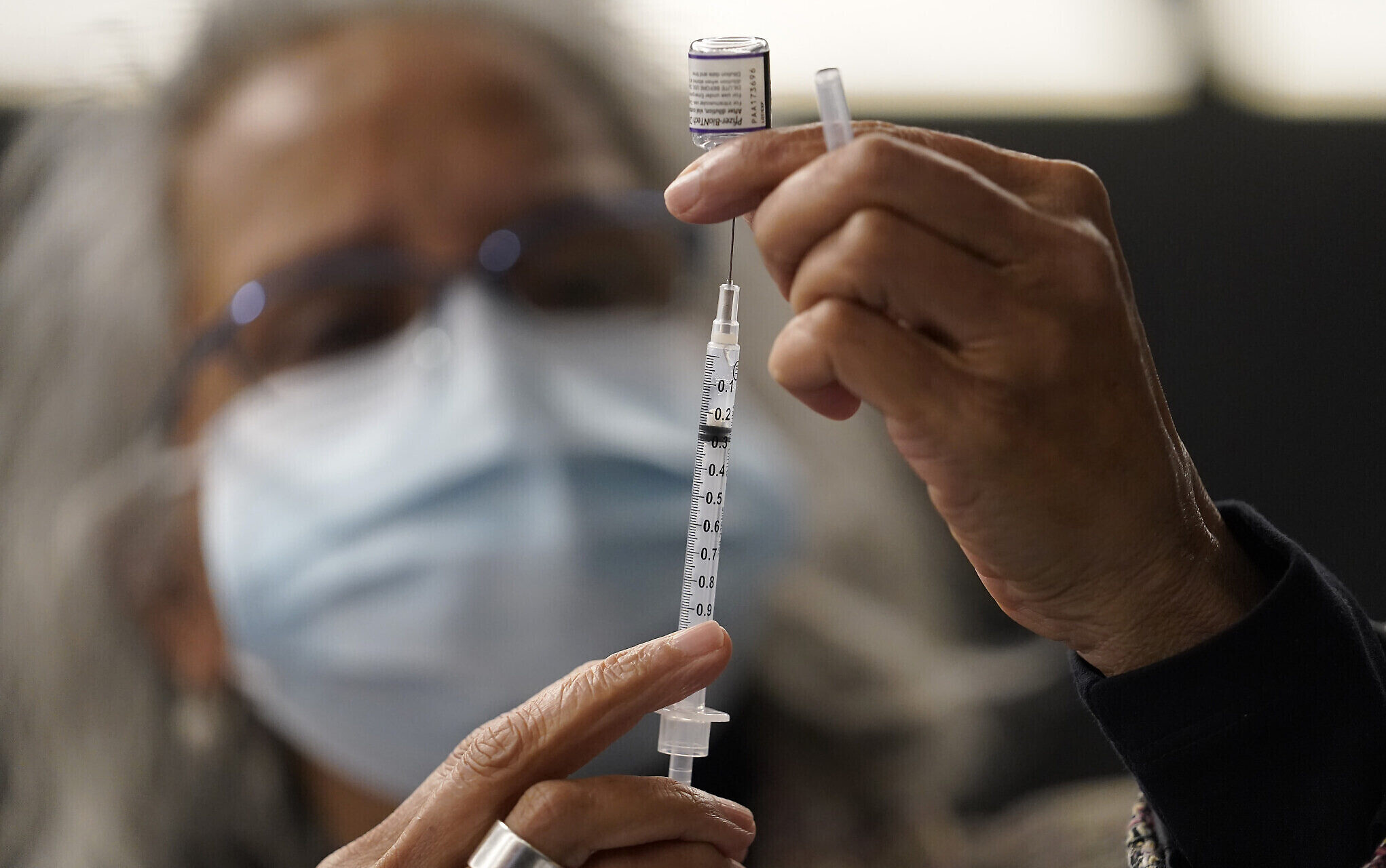 Учёные признали, что большинство существующих вакцин не защищают от нового штамма «омикрон»