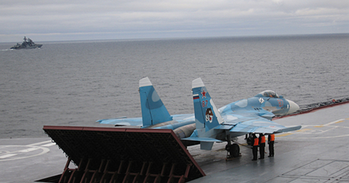 Китайский истребитель назвали аналогом российского Су-33