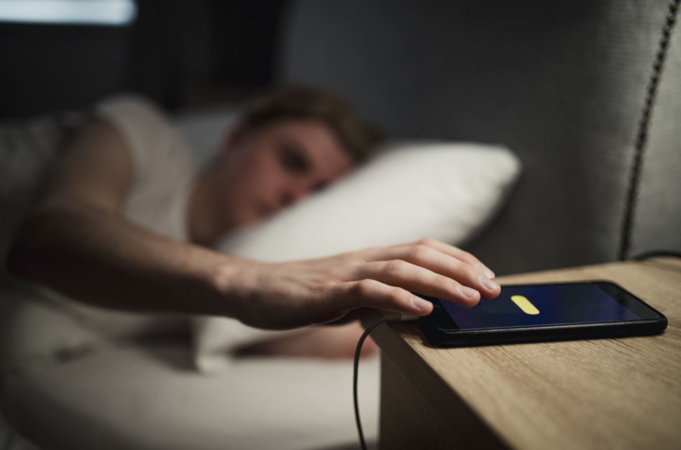 Семь опасных последствий сидения в телефоне перед сном