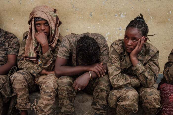 Эфиопские девушки-военнослужащие в плену. По их лицам можно судить о всей ситуации в стране