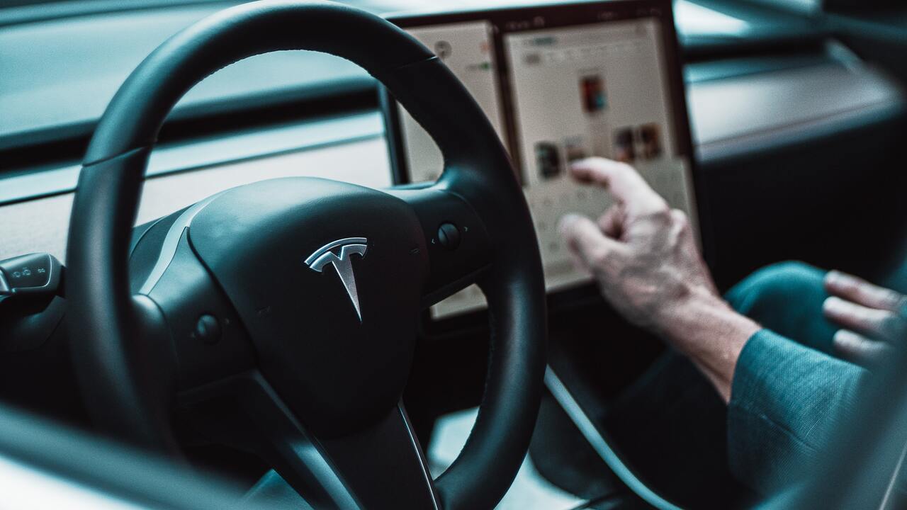 19-летний борец с хакерами нашёл способ удалённо управлять электромобилями Tesla