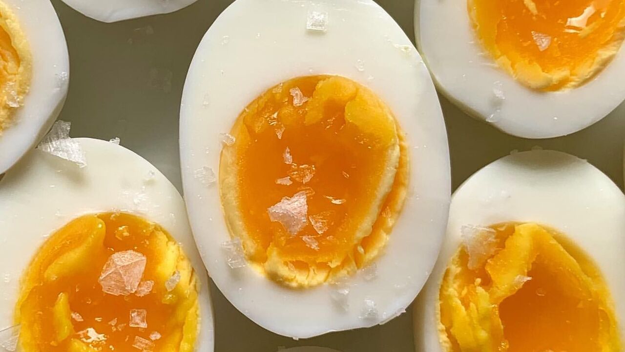 Почему яйцо оранжевое. Яйца всмятку. Яйцо всмятку Королевское. Яичко всмятку. Опасное яйцо.