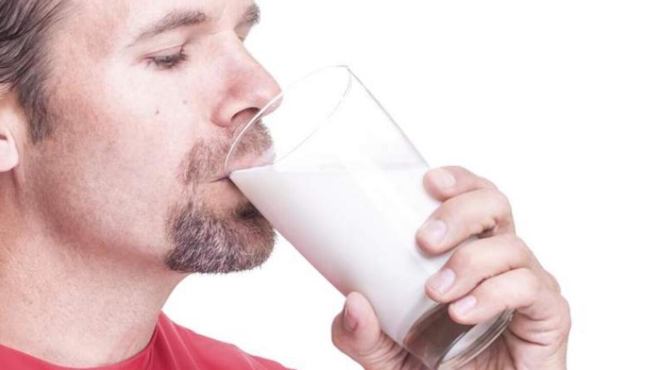 Пить молоко при изжоге. Молоко у мужчин. Пьет молоко. Мужчина пьет молоко. Мужчина пьет кефир.